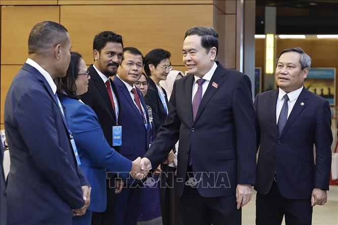 Chairman of the National Assembly Tran Thanh Man meets delegates at the reception. VNA Photo: Doãn Tấn 