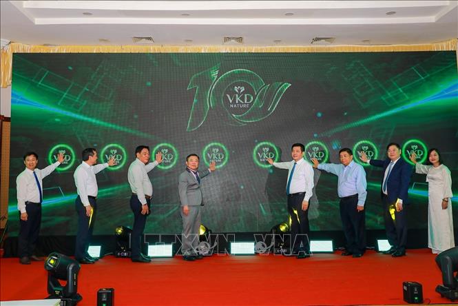 Các đại biểu bấm nút Khởi động dự án Khu liên hiệp sản xuất dược phẩm VKD Vũng Áng (Khu kinh tế Vũng Áng - Hà Tĩnh). Ảnh: Khánh Hoà - TTXVN