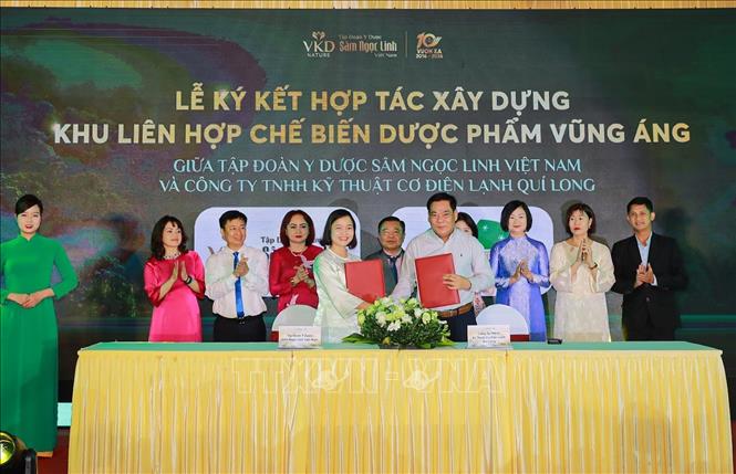 Ký kết hợp tác xây dựng Khu liên hợp chế biến dược phẩm Vũng Áng. Ảnh: Khánh Hoà - TTXVN