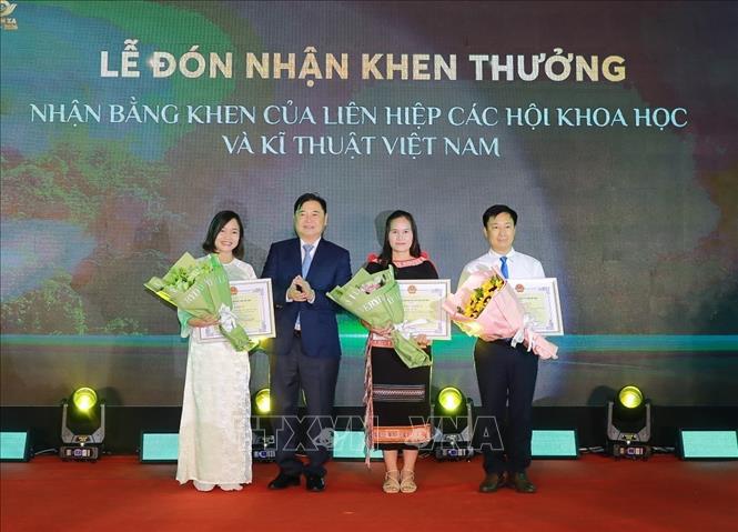 Đại diện Liên hiệp các Hội khoa học và kỹ thuật Việt Nam trao bằng khen cho các cá nhân có thành tích xuất sắc. Ảnh: Khánh Hoà - TTXVN