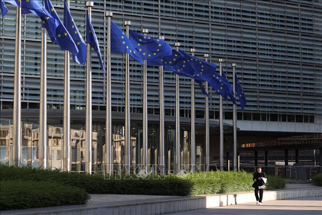 Cờ Liên minh châu Âu (EU) tại trụ sở Ủy ban châu Âu (EC) ở Brussels, Bỉ. Ảnh: THX/TTXVN