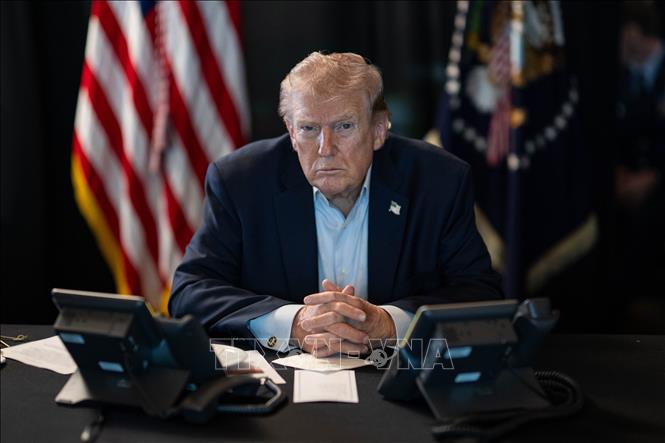 Tổng thống Donald Trump theo dõi chiến dịch tấn công Iran của quân đội Mỹ tại Washington, ngày 2/3/2026. Ảnh: Anadolu Agency/TTXVN 