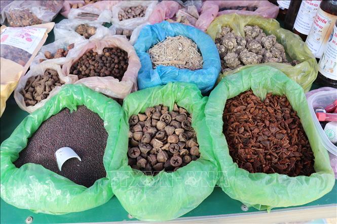 Các loại gia vị đặc trưng vùng núi phía Bắc được đồng bào Mông bày bán tại chợ phiên Đắk R’măng (xã Tà Đùng, tỉnh Lâm Đồng). Ảnh: Nguyễn Huy Thành – TTXVN