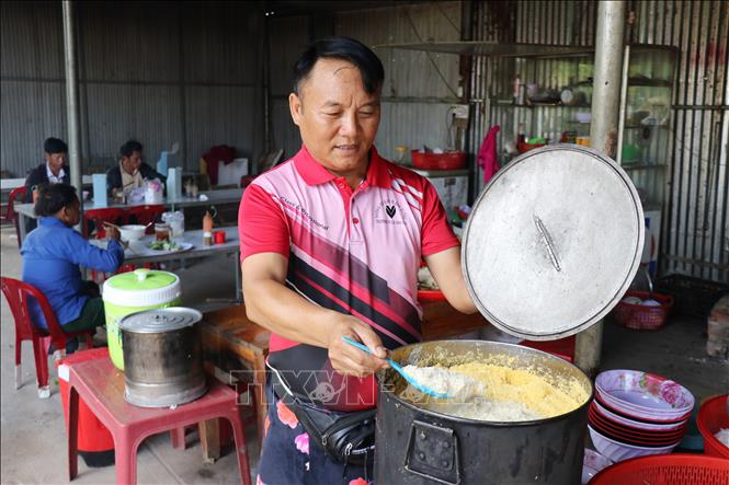 Mèn mén chế biến từ bột ngô là món ăn truyền thống của đồng bào Mông được giới thiệu tại chợ phiên Đắk R’măng (xã Tà Đùng, tỉnh Lâm Đồng). Ảnh: Nguyễn Huy Thành – TTXVN