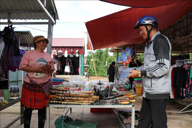 Các loại nông cụ phục vụ sản xuất được bày bán tại chợ phiên Đắk R’măng (xã Tà Đùng, tỉnh Lâm Đồng). Ảnh: Nguyễn Huy Thành – TTXVN