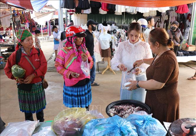 Hoạt động mua bán tại tại chợ phiên Đắk R’măng (xã Tà Đùng, tỉnh Lâm Đồng). Ảnh: Nguyễn Huy Thành – TTXVN