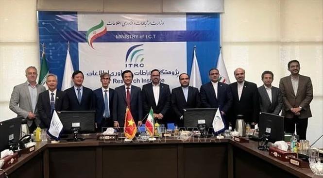 Đại sứ Việt Nam tại Iran Nguyễn Lương Ngọc làm việc với Viện Nghiên cứu Công nghệ Thông tin và Truyền thông (ICT) của Iran. Ảnh: TTXVN phát