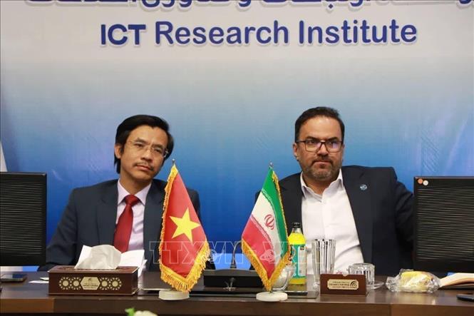 Đại sứ Việt Nam tại Iran Nguyễn Lương Ngọc làm việc với Viện Nghiên cứu Công nghệ Thông tin và Truyền thông (ICT) của Iran. Ảnh: TTXVN phát