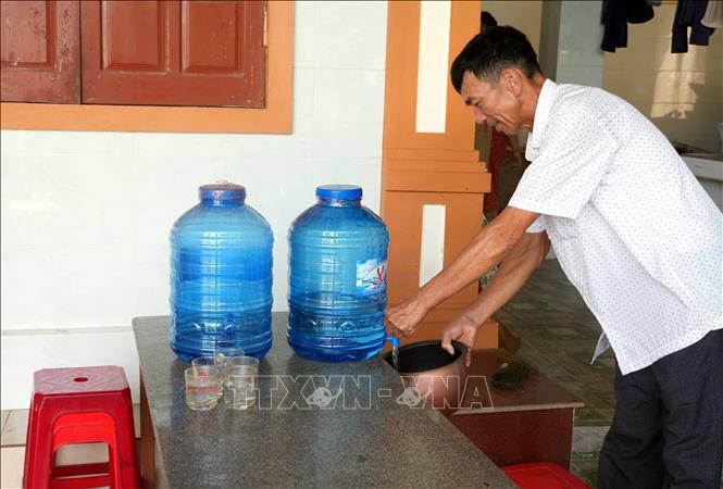 Nhiều hộ dân xã Tân Gianh (Quảng Trị) phải mua thêm nước sạch mỗi tháng từ 800 ngàn đến 1 triệu đồng để phục vụ nhu cầu ăn uống trong mùa nắng nóng. Ảnh: Tá Chuyên - TTXVN