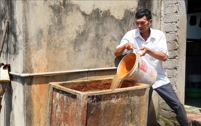 Hàng trăm hộ dân xã Tân Gianh (Quảng Trị) phải sử dụng nước giếng khoan bị nhiễm phèn rồi lọc qua cát mới có nước sinh hoạt vào mùa nắng nóng. Ảnh: Tá Chuyên - TTXVN