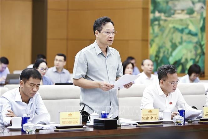 Phó Chánh án Toà án nhân dân tối cao Nguyễn Văn Tiến trình bày tóm tắt tờ trình. Ảnh: Doãn Tấn - TTXVN