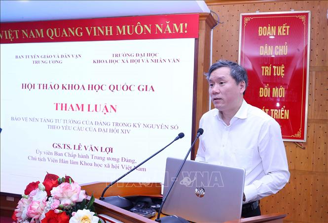 Giáo sư, Tiến sĩ Lê Văn Lợi, Ủy viên Trung ương Đảng, Chủ tịch Viện Hàn lâm Khoa học xã hội Việt Nam trình bày tham luận tại hội thảo. Ảnh: Văn Điệp – TTXVN