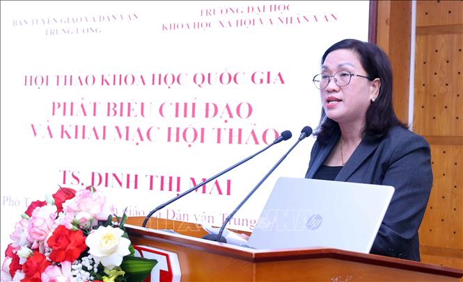 Tiến sĩ Đinh Thị Mai, Phó trưởng Ban Tuyên giáo và Dân vận Trung ương phát biểu khai mạc. Ảnh: Văn Điệp – TTXVN