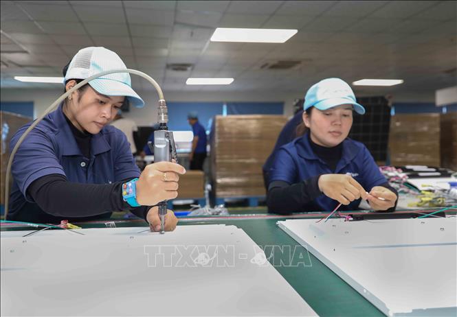 Dây chuyền sản xuất đèn LED tại Evertie Lighting Việt Nam được trang bị công nghệ hiện đại, đảm bảo quy trình vận hành chuyên nghiệp để tạo ra các sản phẩm chất lượng cao. Ảnh: Phan Phương - TTXVN