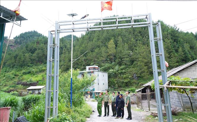 Ban Thanh niên Công an tỉnh Tuyên Quang hỗ trợ xây dựng công trình “Thắp sáng đường biên” góp phần bảo đảm an ninh, an toàn tại xã biên giới Sơn Vĩ. Ảnh: Minh Tâm - TTXVN