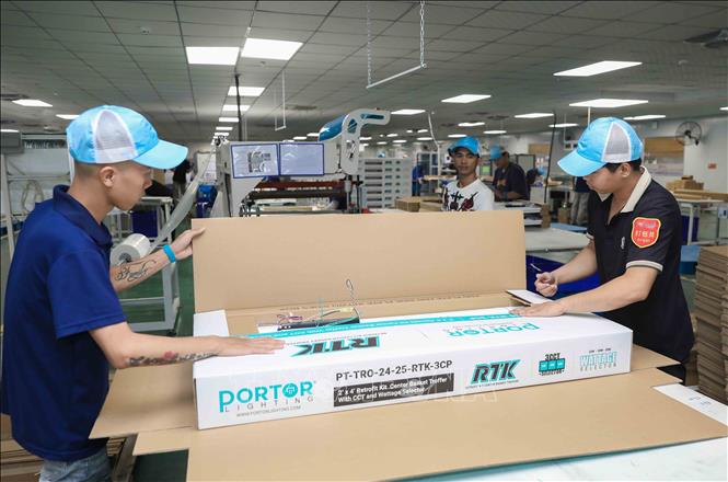 Đóng gói sản phẩm bộ đèn LED âm trần (Retrofit Kit Center Basket Troffer). Ảnh: Phan Phương - TTXVN
