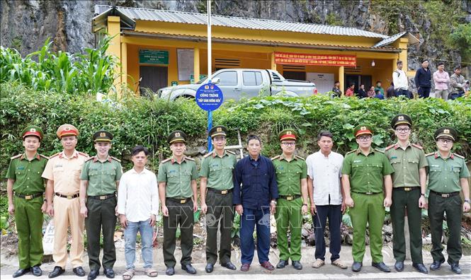 Ban Thanh niên Công an tỉnh Tuyên Quang gắn biển công trình “Thắp sáng đường biên” do đoàn viên thanh niên hỗ trợ xây dựng, góp phần bảo đảm an ninh, an toàn tại xã biên giới Sơn Vĩ. Ảnh: Minh Tâm - TTXVN