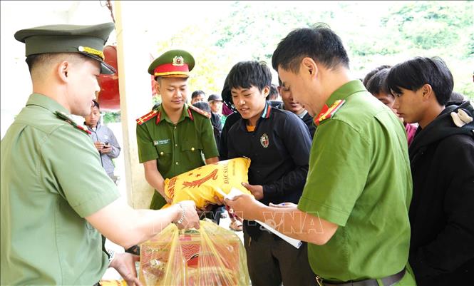 Đoàn viên thanh niên Công an tỉnh Tuyên Quang trao quà cho người dân có hoàn cảnh khó khăn tại xã Sơn Vĩ trong Chiến dịch Thanh niên tình nguyện hè năm 2026. Ảnh: Minh Tâm - TTXVN