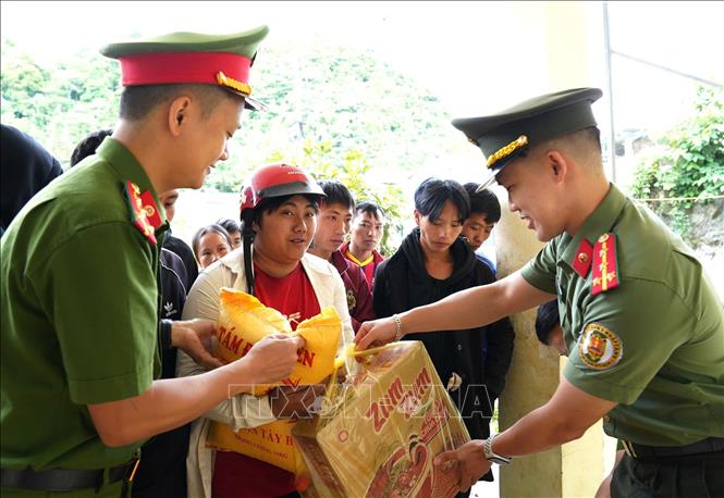 Tuổi trẻ Công an tỉnh Tuyên Quang trao quà hỗ trợ học sinh và hộ gia đình khó khăn ở xã biên giới Sơn Vĩ trong Chiến dịch Thanh niên tình nguyện hè năm 2026. Ảnh: Minh Tâm - TTXVN