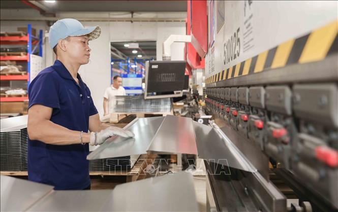 Vận hành dây chuyền gia công kim loại tấm chính xác (Sheet Metal Fabrication), đảm bảo các chi tiết sản phẩm đạt tiêu chuẩn kỹ thuật cao nhất trong quy trình sản xuất. Ảnh: Phan Phương - TTXVN