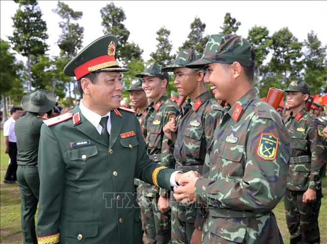 Thiếu tướng Huỳnh Văn Ngon, Phó Chính ủy Quân khu 9, động viên chiến sĩ mới. Ảnh: Văn Sĩ - TTXVN