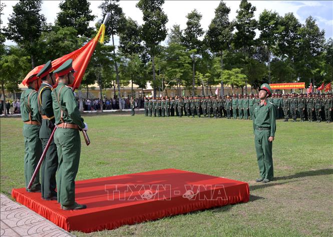Chiến sĩ mới tuyên thệ dưới quân kỳ. Ảnh: Văn Sĩ - TTXVN