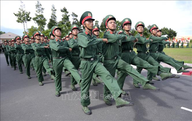Chiến sĩ duyệt đội ngũ danh dự. Ảnh: Văn Sĩ - TTXVN