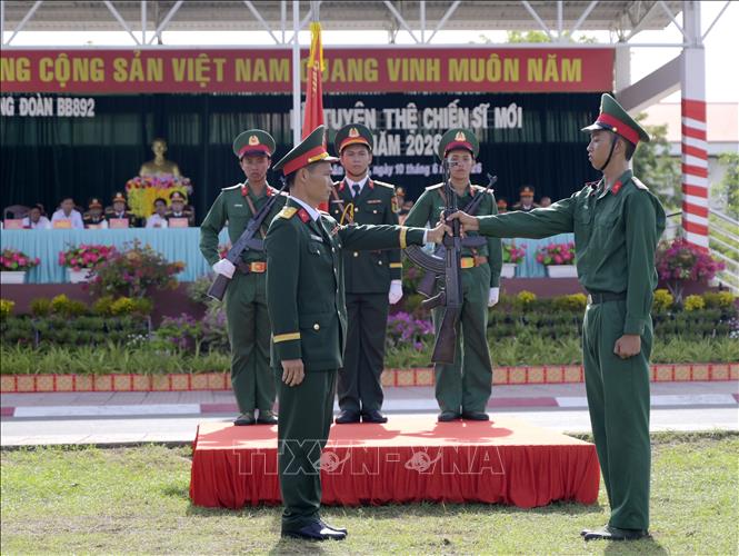 Trung đoàn 892 thực hiện nghi thức trao súng cho chiến sĩ mới. Ảnh: Văn Sĩ - TTXVN