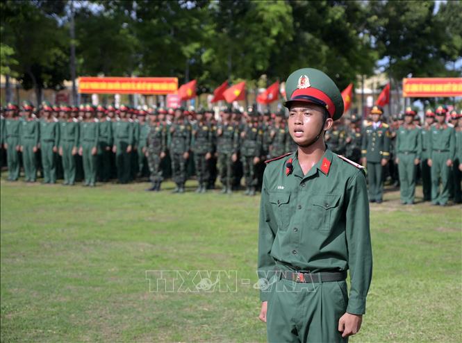 Chiến sĩ mới tuyên thệ dưới quân kỳ. Ảnh: Văn Sĩ - TTXVN