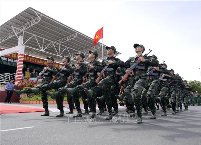 Chiến sĩ duyệt đội ngũ danh dự. Ảnh: Văn Sĩ - TTXVN
