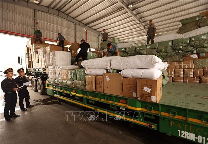 Lực lượng Hải quan kiểm tra, giám sát phương tiện và hàng hoá nhập khẩu tại Cửa khẩu Quốc tế Hữu Nghị (tỉnh Lạng Sơn). Ảnh: Vũ Sinh – TTXVN