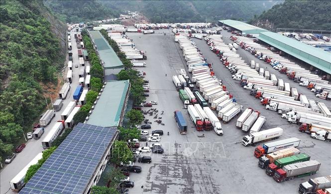 Khu vực tập kết phương tiện và hàng hoá chở làm thủ tục xuất nhập khẩu tại Cửa khẩu Tân Thanh (tỉnh Lạng Sơn). Ảnh: Vũ Sinh – TTXVN
