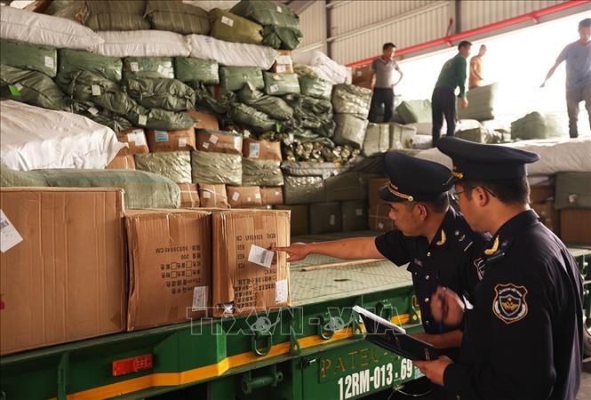 Lực lượng Hải quan kiểm soát hàng hoá nhập khẩu qua Cửa khẩu Quốc tế Hữu Nghị (tỉnh Lạng Sơn). Ảnh: Vũ Sinh – TTXVN
