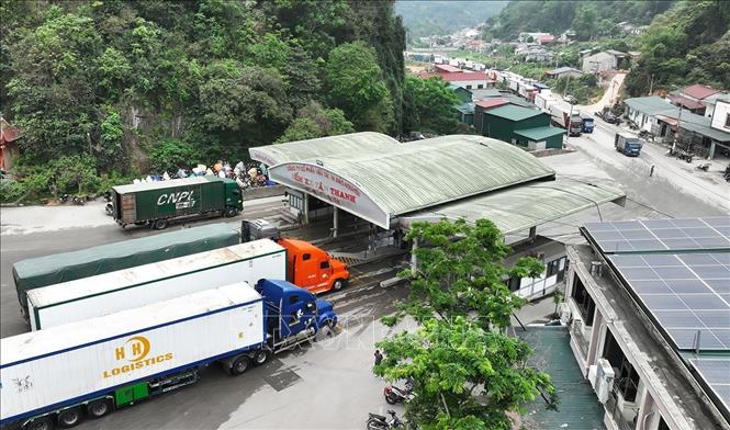 Khu vực tập kết phương tiện và hàng hoá chở làm thủ tục xuất nhập khẩu tại Cửa khẩu Tân Thanh (tỉnh Lạng Sơn). Ảnh: Vũ Sinh – TTXVN