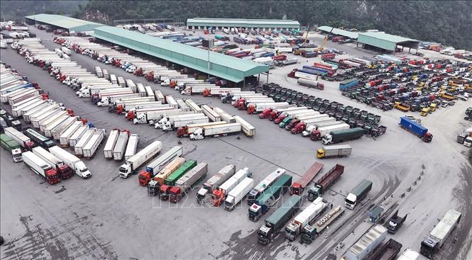 Khu vực tập kết phương tiện và hàng hoá chở làm thủ tục xuất nhập khẩu tại Cửa khẩu Tân Thanh (tỉnh Lạng Sơn). Ảnh: Vũ Sinh – TTXVN