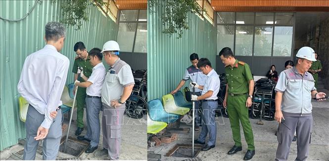 Cơ quan chức năng lấy mẫu nước thải của Bệnh viện S.I.S. Ảnh: TTXVN phát