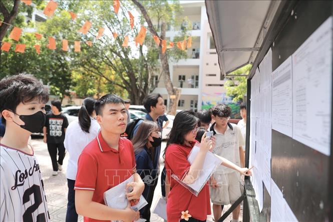 Thí sinh đến làm thủ tục tại điểm thi Trường THPT Nguyễn Gia Thiều (Hà Nội). Ảnh: Minh Quyết - TTXVN