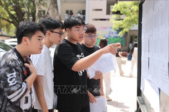 Thí sinh đến làm thủ tục tại điểm thi Trường THPT Nguyễn Gia Thiều (Hà Nội). Ảnh: Minh Quyết - TTXVN