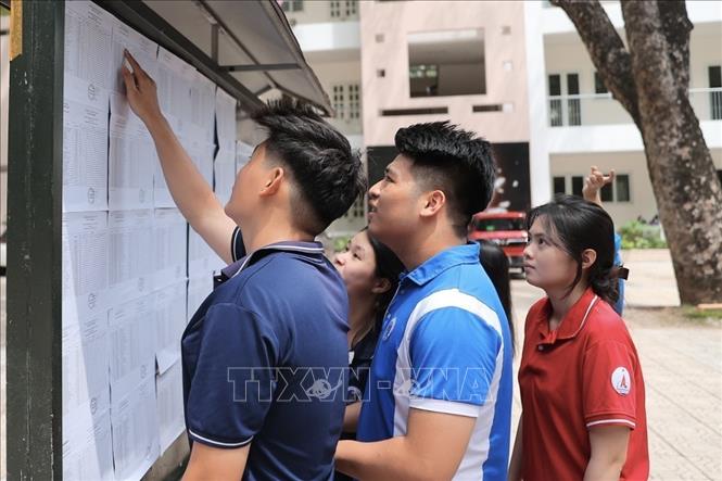 Thí sinh đến làm thủ tục tại điểm thi Trường THPT Nguyễn Gia Thiều (Hà Nội). Ảnh: Minh Quyết - TTXVN