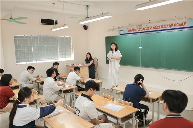 Giám thị phổ biến quy chế thi tại điểm thi Trường THPT Nguyễn Gia Thiều (Hà Nội). Ảnh: Minh Quyết - TTXVN