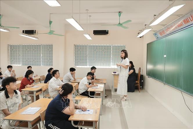 Giám thị phổ biến quy chế thi tại điểm thi Trường THPT Nguyễn Gia Thiều (Hà Nội). Ảnh: Minh Quyết - TTXVN