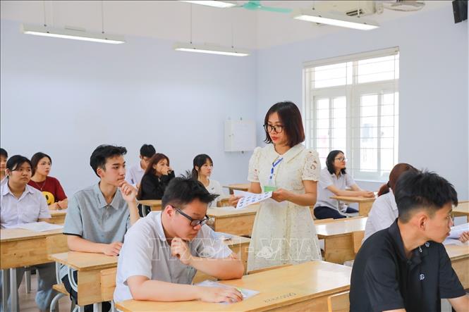 Giám thị kiểm tra thông tin thí sinh tại Điểm thi trường THPT Đoàn Kết - Hai Bà Trưng (phường Bạch Mai). Ảnh: Khánh Hoà - TTXVN