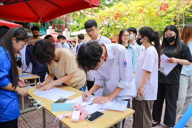 Thí sinh tại Điểm thi trường THPT Đoàn Kết - Hai Bà Trưng (phường Bạch Mai) tới đăng ký dự thi tốt nghiệp THPT năm 2026. Ảnh: Khánh Hoà - TTXVN