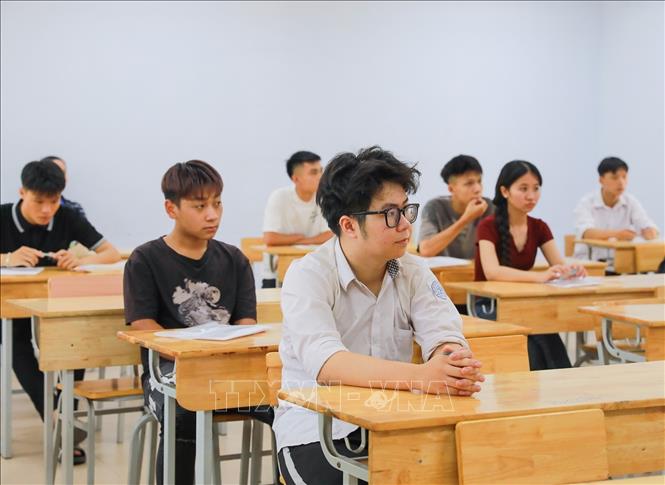 Thí sinh nghe phổ biến quy chế thi tại Điểm thi trường THPT Đoàn Kết - Hai Bà Trưng (phường Bạch Mai). Ảnh: Khánh Hoà - TTXVN