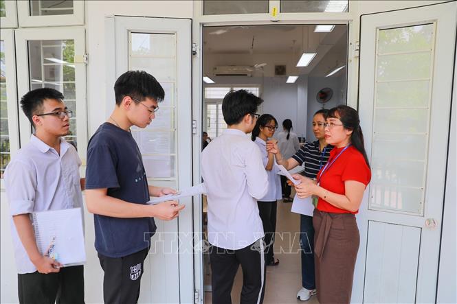 Giám thị kiểm tra thông tin thí sinh tại Điểm thi trường THPT Đoàn Kết - Hai Bà Trưng (phường Bạch Mai). Ảnh: Khánh Hoà - TTXVN