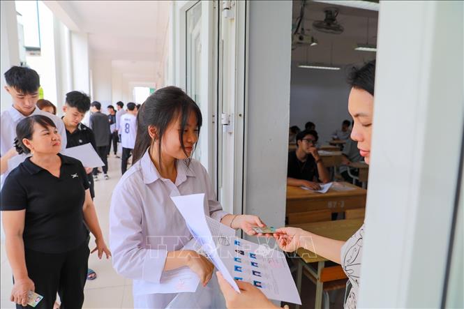 Giám thị kiểm tra thông tin thí sinh tại Điểm thi trường THPT Đoàn Kết - Hai Bà Trưng (phường Bạch Mai). Ảnh: Khánh Hoà - TTXVN