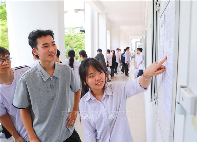 Thí sinh tại Điểm thi trường THPT Đoàn Kết - Hai Bà Trưng (phường Bạch Mai) kiểm tra thông tin cá nhân bên ngoài phòng thi. Ảnh: Khánh Hoà - TTXVN 

