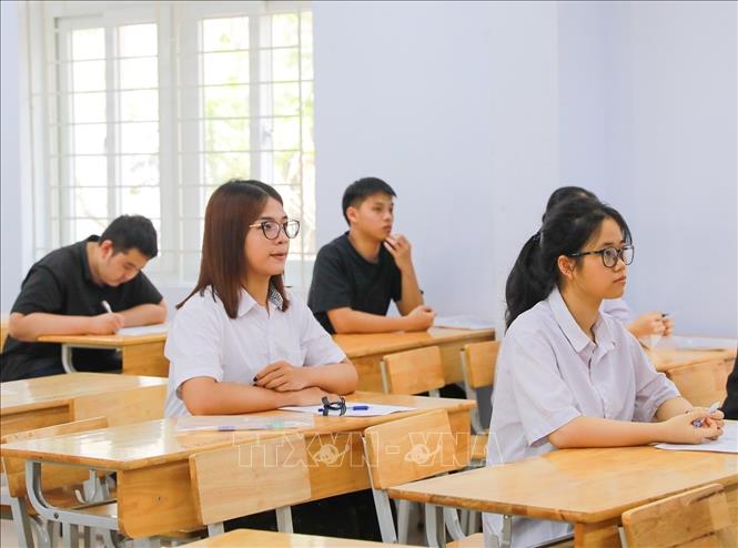 Thí sinh nghe phổ biến quy chế thi tại Điểm thi trường THPT Đoàn Kết - Hai Bà Trưng (phường Bạch Mai). Ảnh: Khánh Hoà - TTXVN