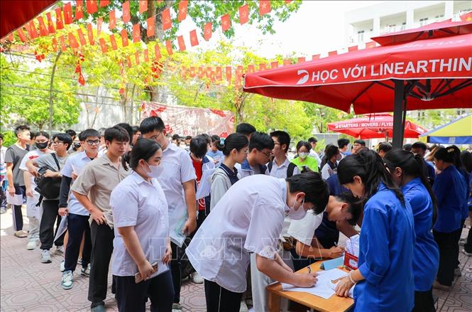 Lực lượng thanh niên tình nguyện hỗ trợ thí sinh tại Điểm thi trường THPT Đoàn Kết - Hai Bà Trưng (phường Bạch Mai). Ảnh: Khánh Hoà - TTXVN