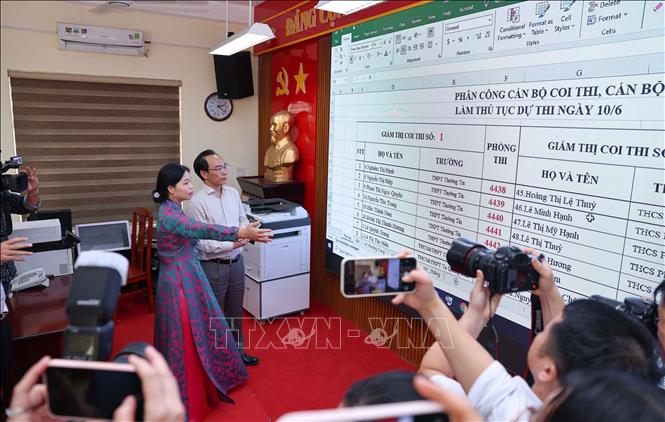 Đại diện Hội đồng thi tại điểm thi Trường THPT Nguyễn Du - Thanh Oai (xã Dân Hoà, Hà Nội) báo cáo về công tác tổ chức kỳ thi. Ảnh: Thanh Tùng - TTXVN 